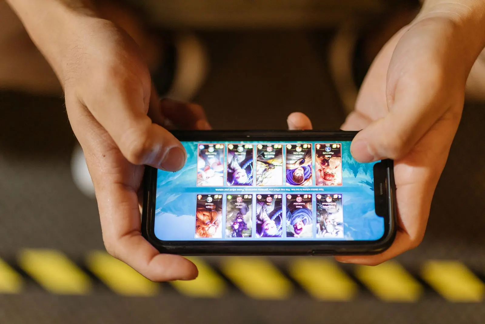 Persona che gioca a un gioco mobile sullo smartphone